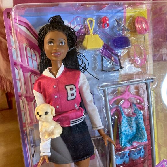 Mattel Barbie Brooklyn On-Set Stylist w/Garmet Rack, Dog HNK96 (2023) NRFB - Picture 2 of 5